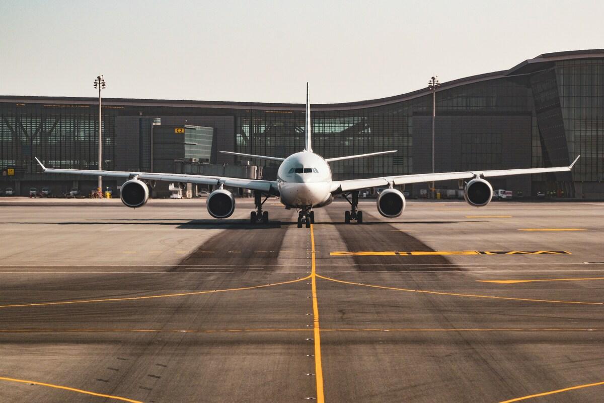 Ein Flugzeug am Flughafen vor dem Abflug.